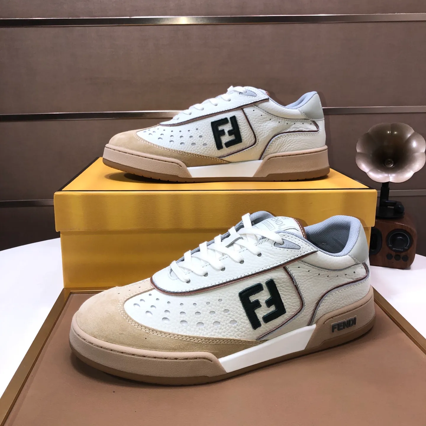Men's men's shoes 💰600💰 Fendi 2023 latest couple model 🔥 Many 💑 stars have the same style FD match Original one-to-one replica Designer Kim Jones's first sneaker fendi match and Donkey brand Trainer basketball sneakers Material: Original silk leather Lining: Breathable mesh Packaging: Original 1:1 matching high-end packaging Size: Female 35-40 Male 38-44 (45 46. Custom-made (no return or exchange)